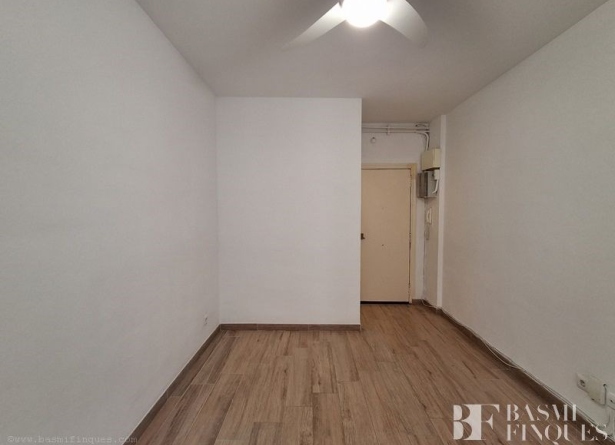 <es>SALÓN Y ENTRADA</es><ca>SALÓN Y ENTRADA</ca><en>SALÓN Y ENTRADA</en><fr>SALÓN Y ENTRADA</fr>