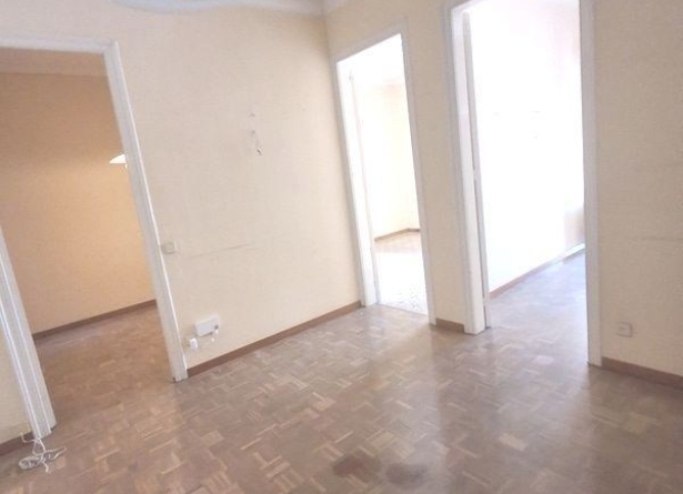 <es>SALÓN Y TRES HABITACIONES</es><ca>SALÓN Y TRES HABITACIONES</ca><en>SALÓN Y TRES HABITACIONES</en><fr>SALÓN Y TRES HABITACIONES</fr>